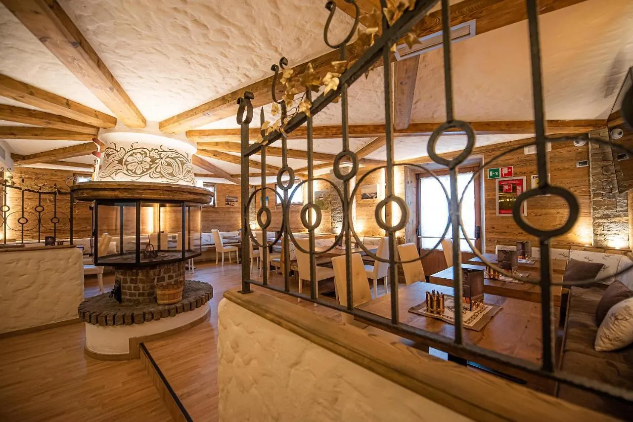 Hotel Capriolo Livigno 3*,  Italy